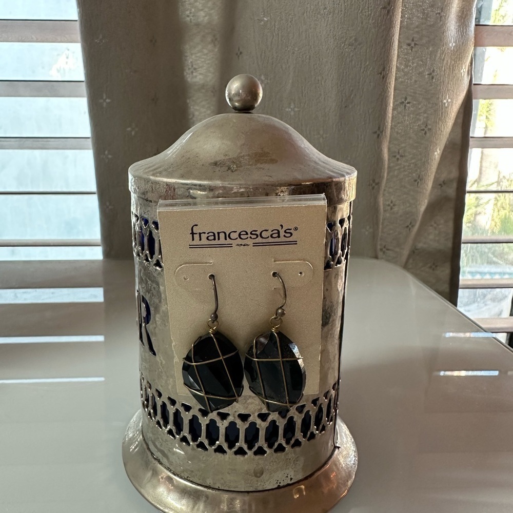 Francesca's Black and Gold Earrings - Picture 2 of 3